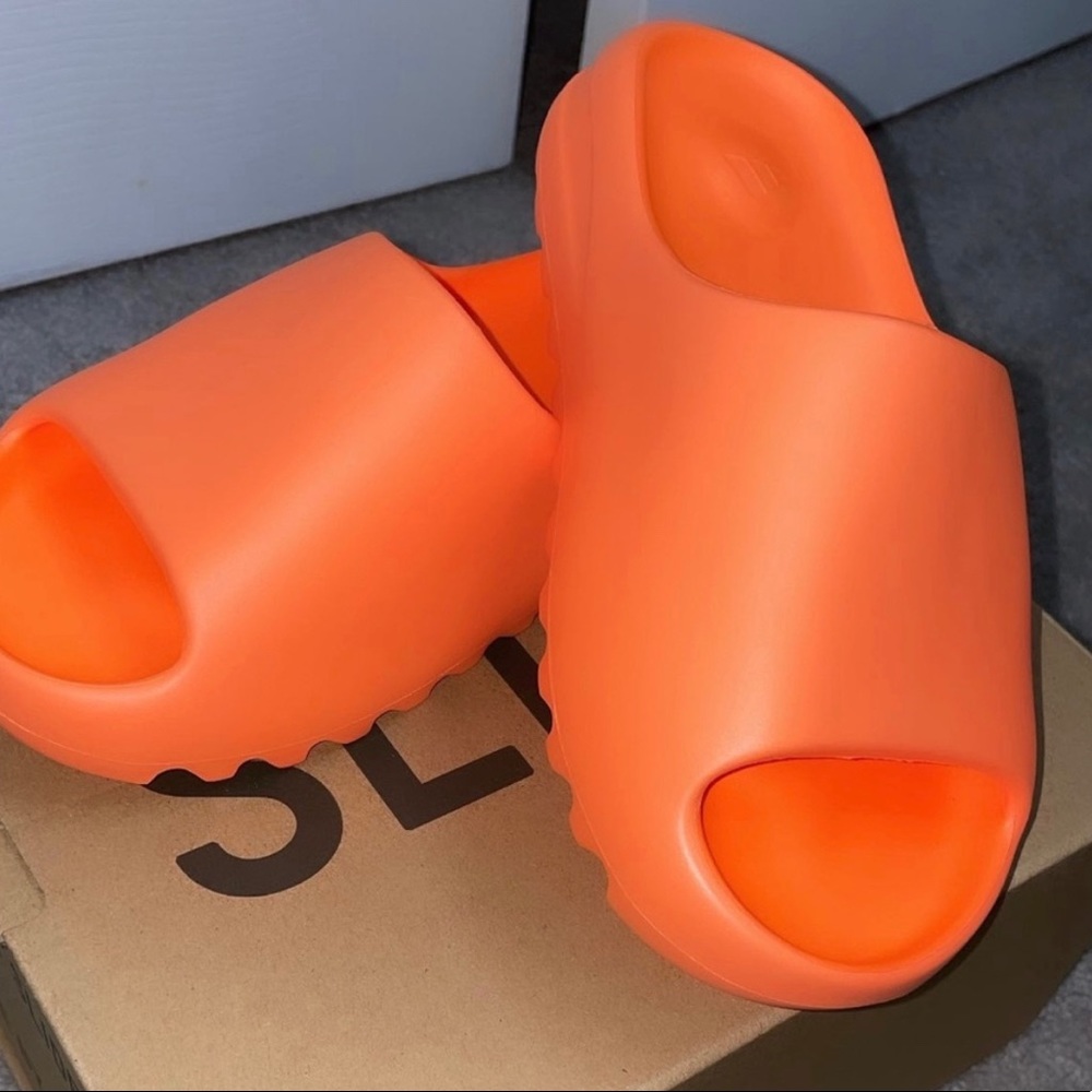 YEEZY “ENFLAME ORANGE” SLIDES
